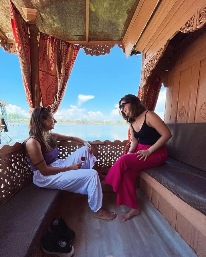 Floating Young Gulshan Houseboat Srīnagar Exterior foto